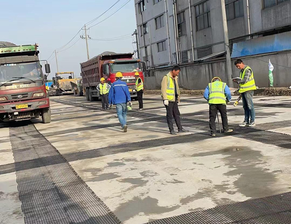 亚东老材料的新故事：玻璃纤维土工格栅如何在‘白改黑’浪潮中重获新生？